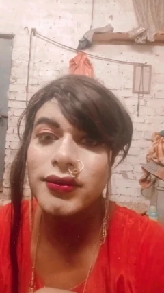 Urvashi Rani engolindo porra chupando pau