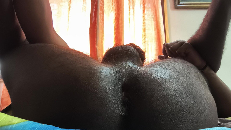 HornyHunk: Si infila il cetriolo nel mio buco del culo