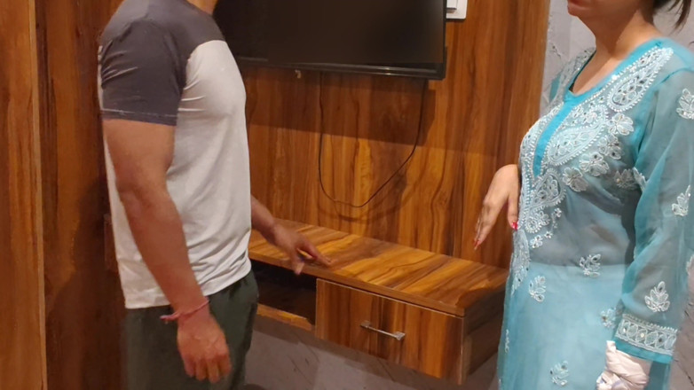 Hornycouple149: Mühendis televizyonu tamir etmeye geldi.