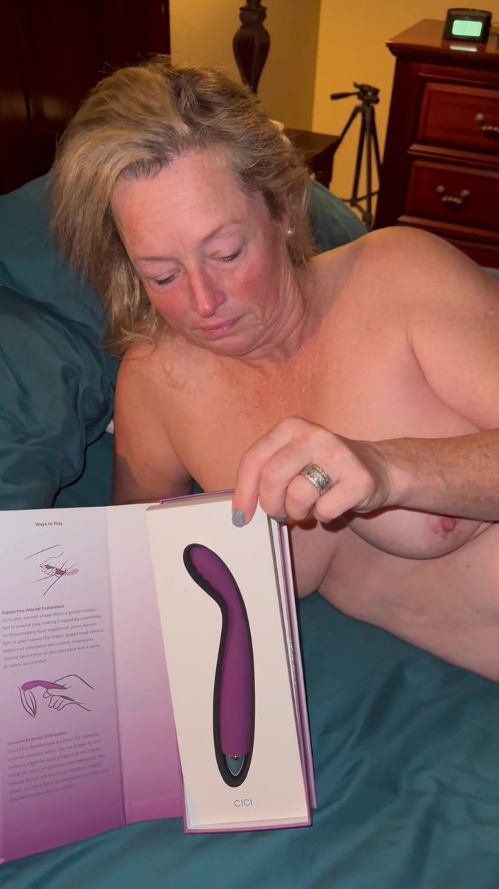 Bonewizzard69: Bonemaiden को एक नया खिलौना मिलता है, जो वह खुद और बोनविज़ार्ड पर उपयोग करती है