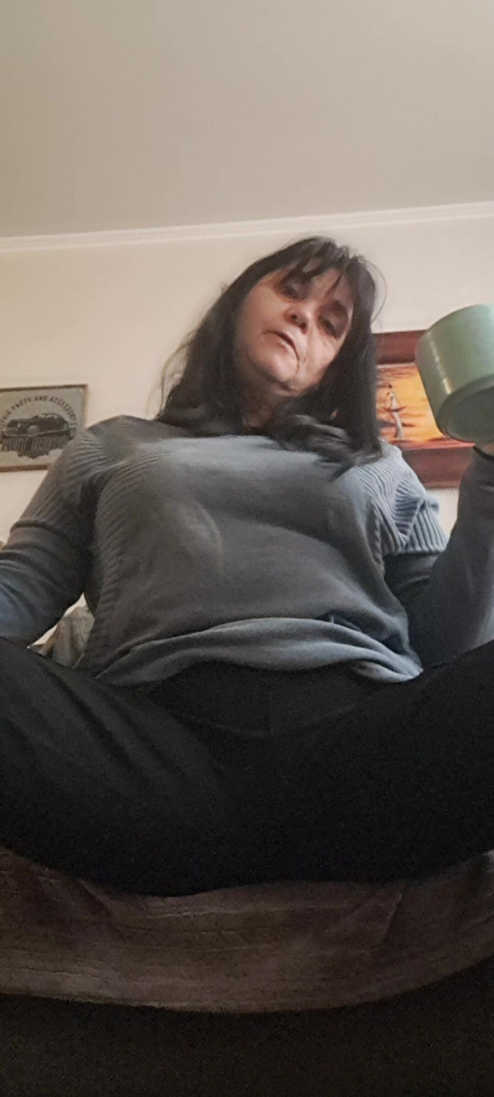 Mommy big hairy pussy: Milf em primeiro plano, masturbação casual