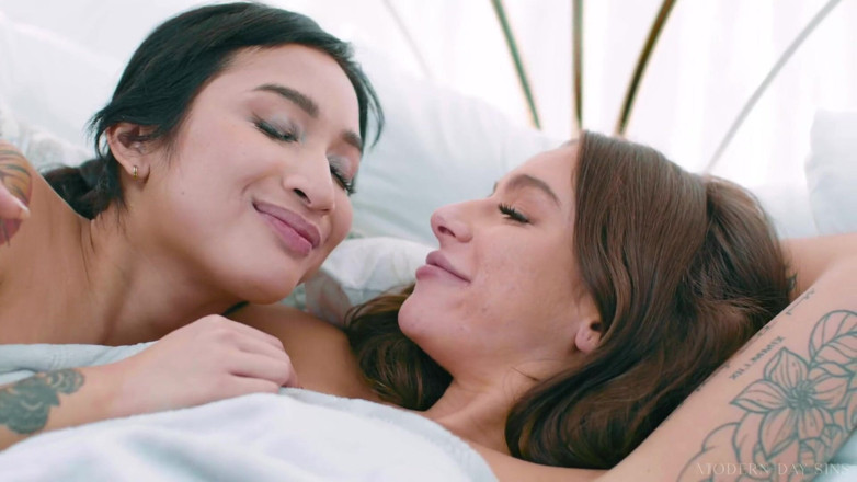 Modern-Day Sins: Păcate ale zilelor moderne - iubitele lesbiene Avery Black și April Olsen...