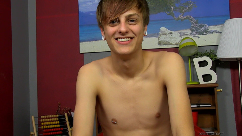 Lollipop Twinks: Intervievând-o pe jason cea sexy