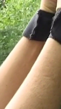 Bağlı olgun sarışın orta yaşlı seksi kadın ağaca karşı anal sikiliyor