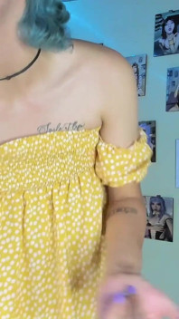 Sissy phục tùng có một cuộc nói chuyện tục tĩu và thay quần áo