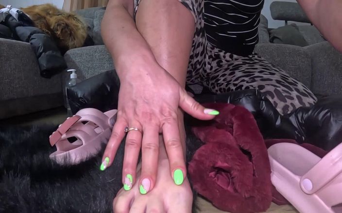 MilfyCalla: Playing with My Long Fingers, Sexy Soles and Big Feet