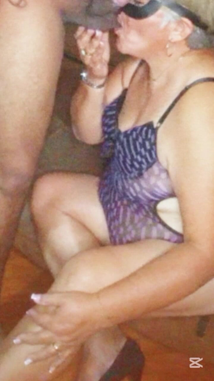 Sofixxx: Tante seksi ini lagi asik nyepong kontol pacarnya