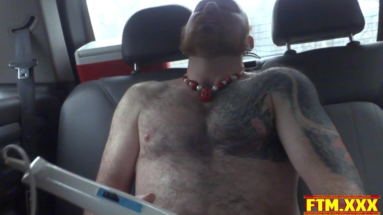 Kennston Entertainment: Tatted bear FTM plays with man clit