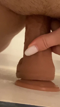 Ich reite meinen dildo in der badewanne wie ein schmutziges mädchen