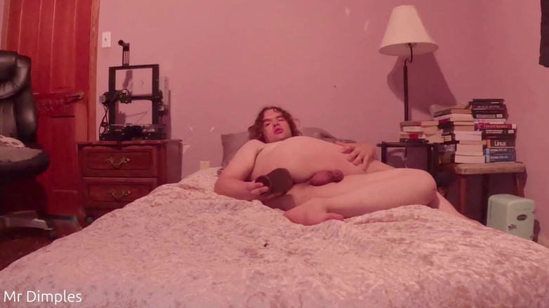 Mr Dimples: 用我的大黑屌假阳具肛交训练！