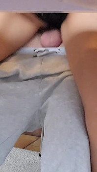 내 마누라는 온라인 모임에서 홈 오피스에서 일할 때 나에게 오럴을 주기로 결심했다.