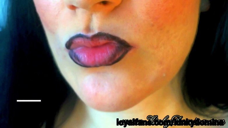 KinkyDomina: Black Lipliner sangat seksi