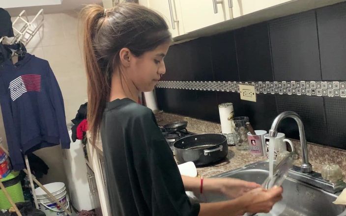 TUflacasex123: Üvey kız kardeşim evde yalnız olduğumuzda beni azdırıyor