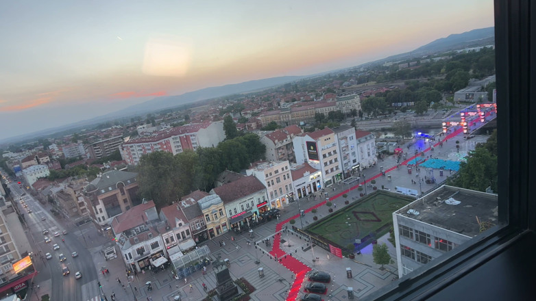 Johnny Grey: Latynoska pokojówka pokazała się w Tej Niebieskiej Rzeczy i ssała...
