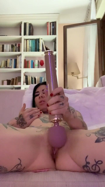 Megan Inky: Dövmeli kız amına mastürbasyon yapıyor