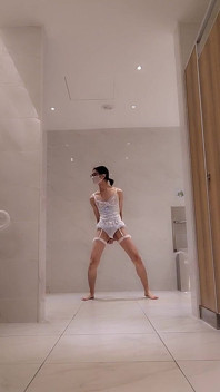 Ballerina Exhibitionist Bermain Dengan Dildo Di Tandas