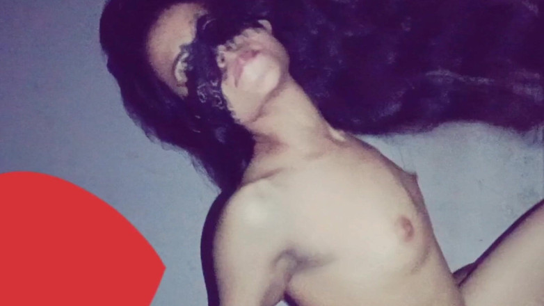 Hot Sis: Latika zvedá a vezme si ptáka, je to kundička