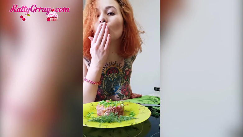 Katty Grray: Gata peituda natural dedilhando buceta, dançando e cozinhando na cozinha