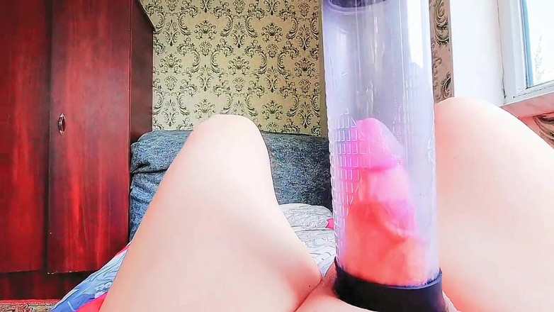 Kitty_Cross: Mjuk feminin femboy som vänder sig om i fluffig mantel