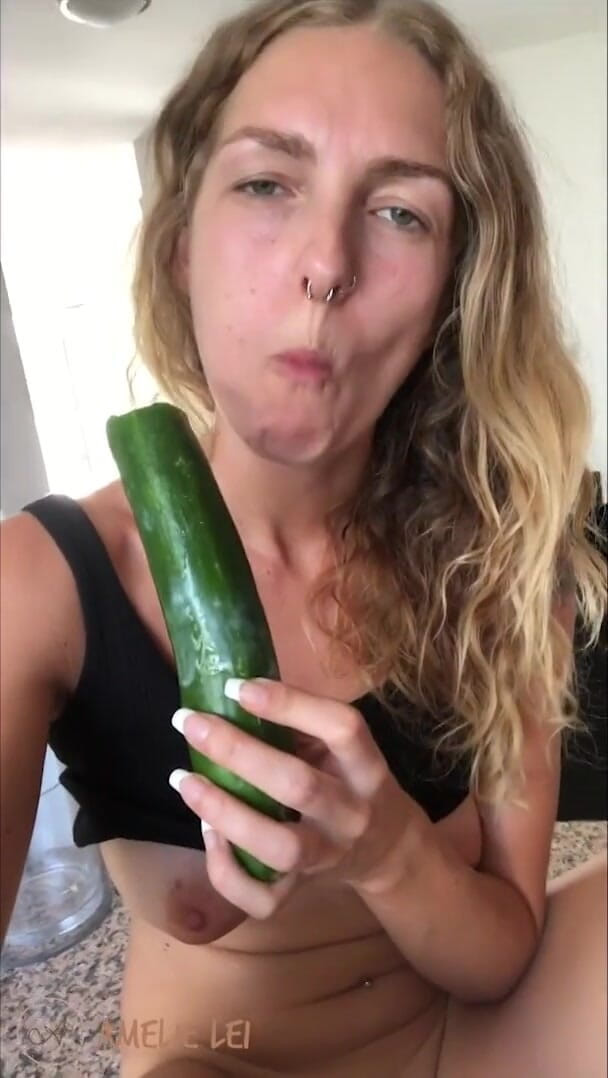 Amelie Lei: Šukání s okurkou! Tak krémová!