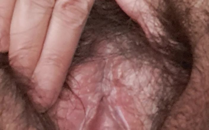 Mommy big hairy pussy: 毛むくじゃらの娼婦の殻を開ける
