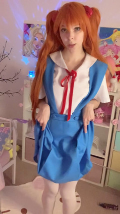 Little_Kitty69: Asuka pomalu svléká každou vrstvu, škádlí tě