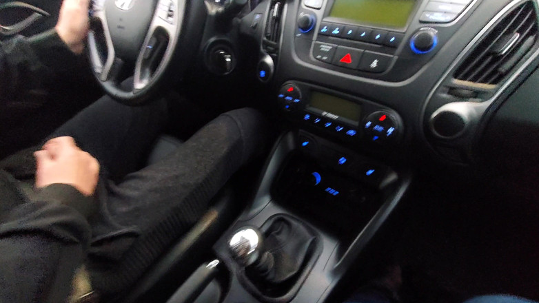 Step Mommy: Mamă sexy amatoare în blugi și șosete din nailon oferă unui șofer de taxi...