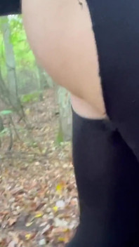 Indosso delle leggings see-through in un parco. Nudità