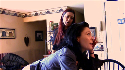 Punished Brats Spanking: 模特Audrey被grey小姐打屁股