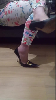 Crossdresser atârnând Xtreme tocuri înalte de Rosa Shoes