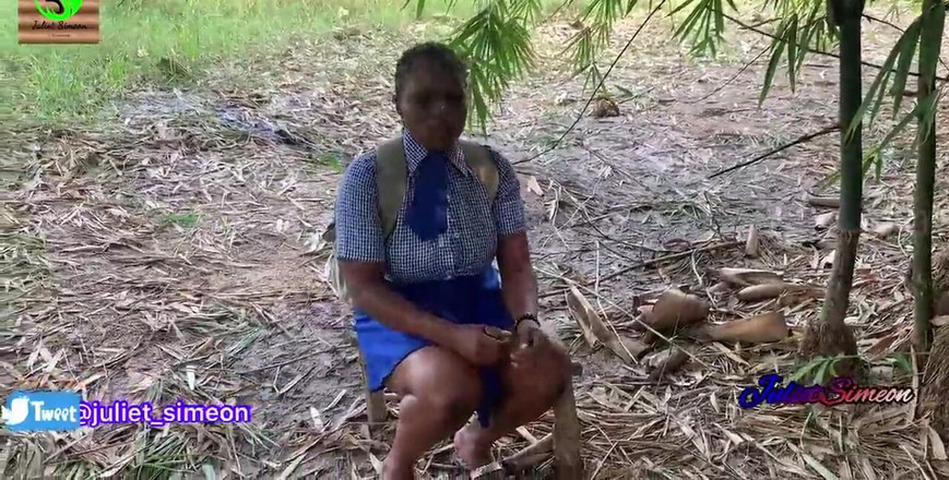 Julietsimeon: Julietsimeon la ragazza, fu scopata da un contadino nel cespuglio.