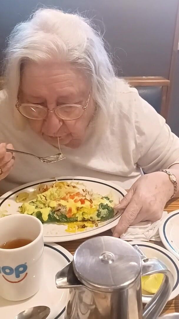 BBW nurse Vicki adventures with friends: सौतेली मम्मी और मैं नाश्ता खा रहे हैं