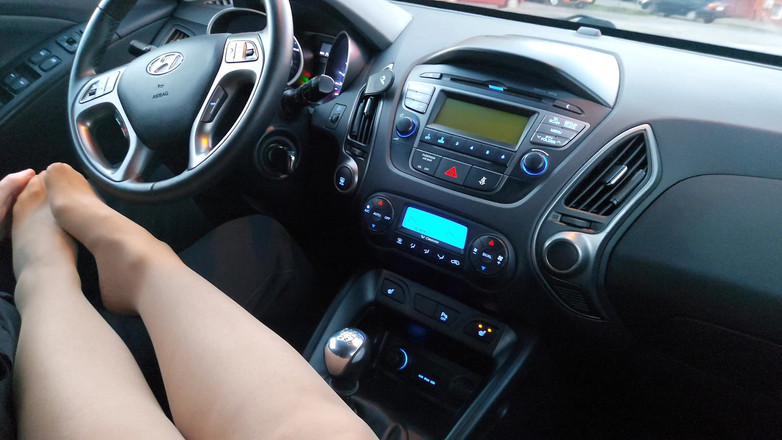 Step Mommy: Гаряча мамка в панчохах спокушає водія таксі в машині на публіці