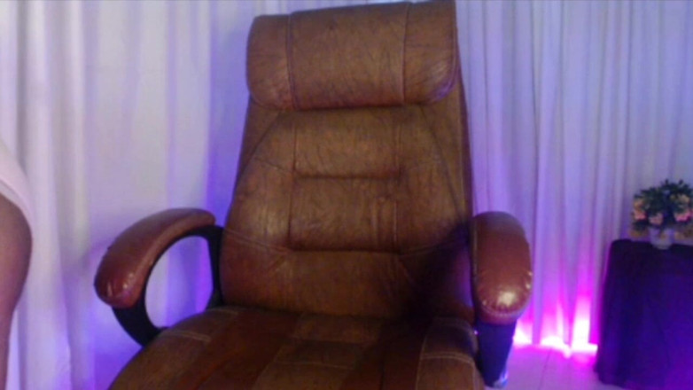 HotGirl21: Вагітна жінка в пенті бюстгальтері грає з животом і п'є воду.