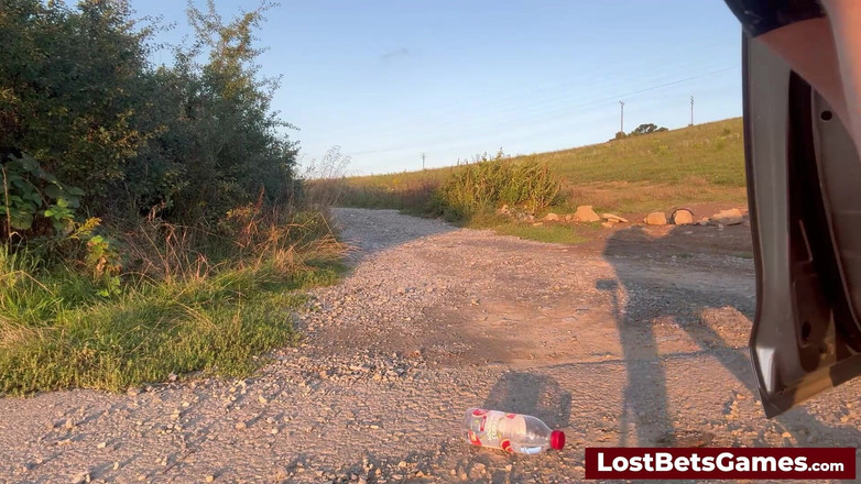 Lost Bets Games: Oni pokračují ve své strip lahví flips hra, smích a...