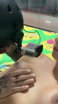 Young dándose la cara en el estudio de tatuajes