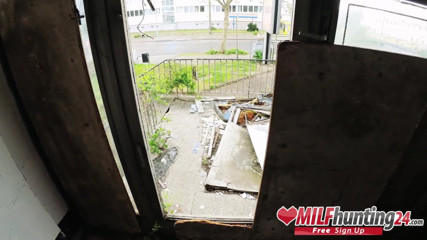 MILF Hunter 24: Vânătorul de milf oase o mamă sexy slabă într-o clădire de...
