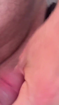 Pretinde că este heterosexual - dar apoi el ejaculează la gaura din zid - gloryhole