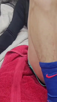 Crossdresser se vystříká do pěkného páru kalhotek, zatímco nosí ponožky a šortky Nike