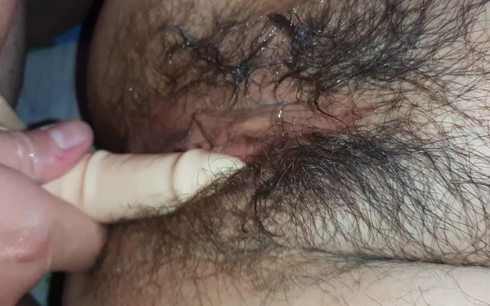 Lesbian-candys: Îmi masturbează clitorisul cu o pulă și mă fute până la...