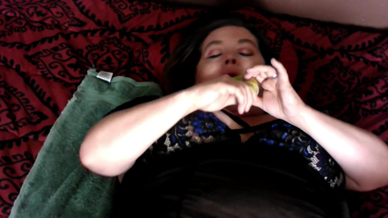 SexyNEBBW: Sexy bBW fickt eine banane