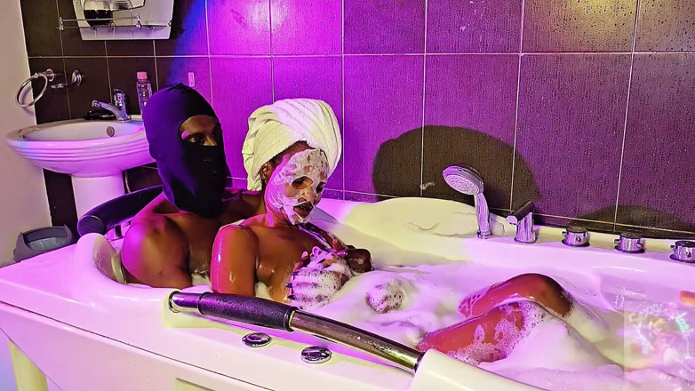 Sexxxy splash official: BBC Guy Gets Sloppy Bathtub Blowjob From Horny Wife