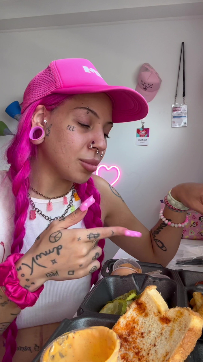 Nali Marie: Jedzenie Mukbang Sploshing ogromny posiłek przejadanie się serem kurczaka facestuffing...
