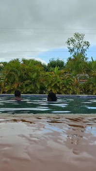 Sperma dat in het zwembad zweeft, harde seks in het water, dubbel orgasme