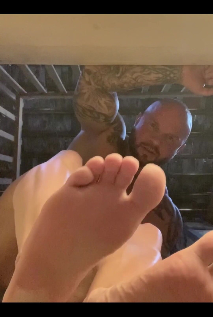 Jasons feet: Obrovské nohy