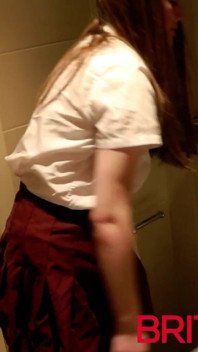 Siswi ini lagi asik kencing di toilet