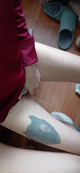 Lesbian-illusion: Můj spolužák a já riskantně masturbuji pod stolem ve třídě