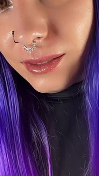 팬티 없이 드레스를 입고 큰 자지를 보여주는 Emma Ink