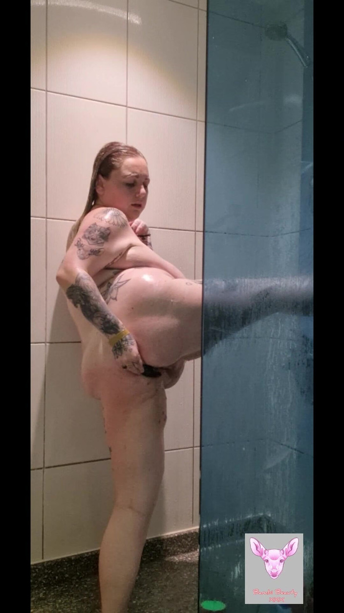 Bambi_beauty1: Mandi dubur bermain