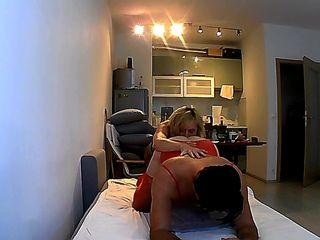r0xy: Primo piano leccata di culo e sodomizzazione in tute nere...